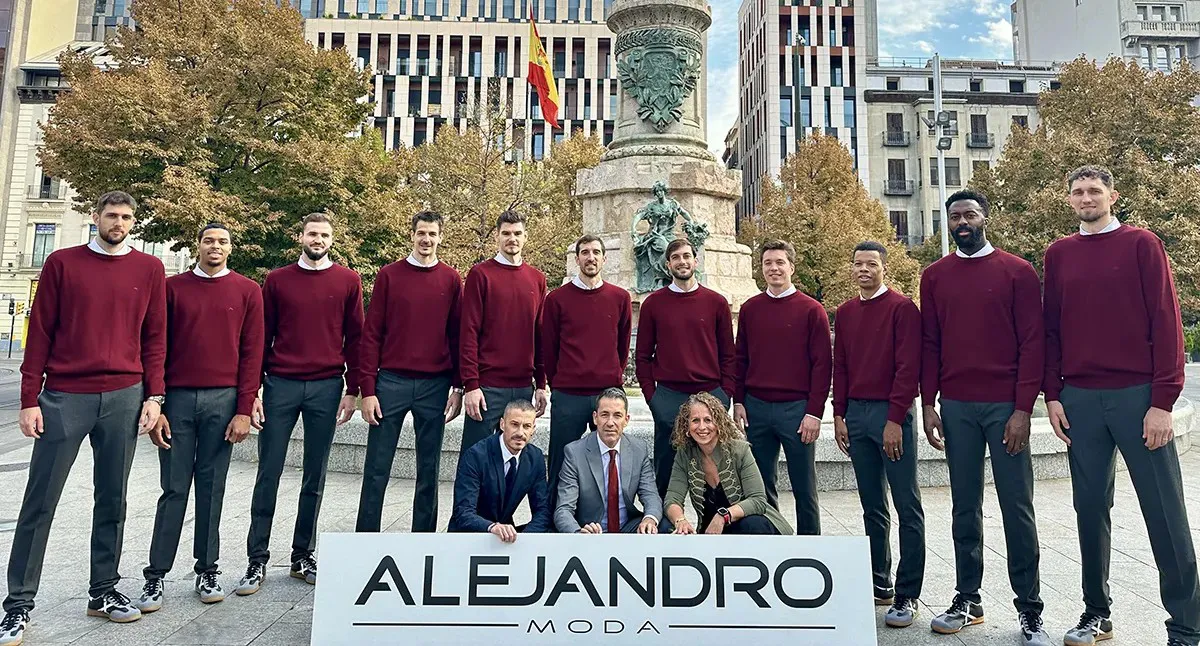 Plantilla de Casademont Zaragoza con el vestuario oficial 2026-27 en la Plaza de España junto a Alejandro Moda