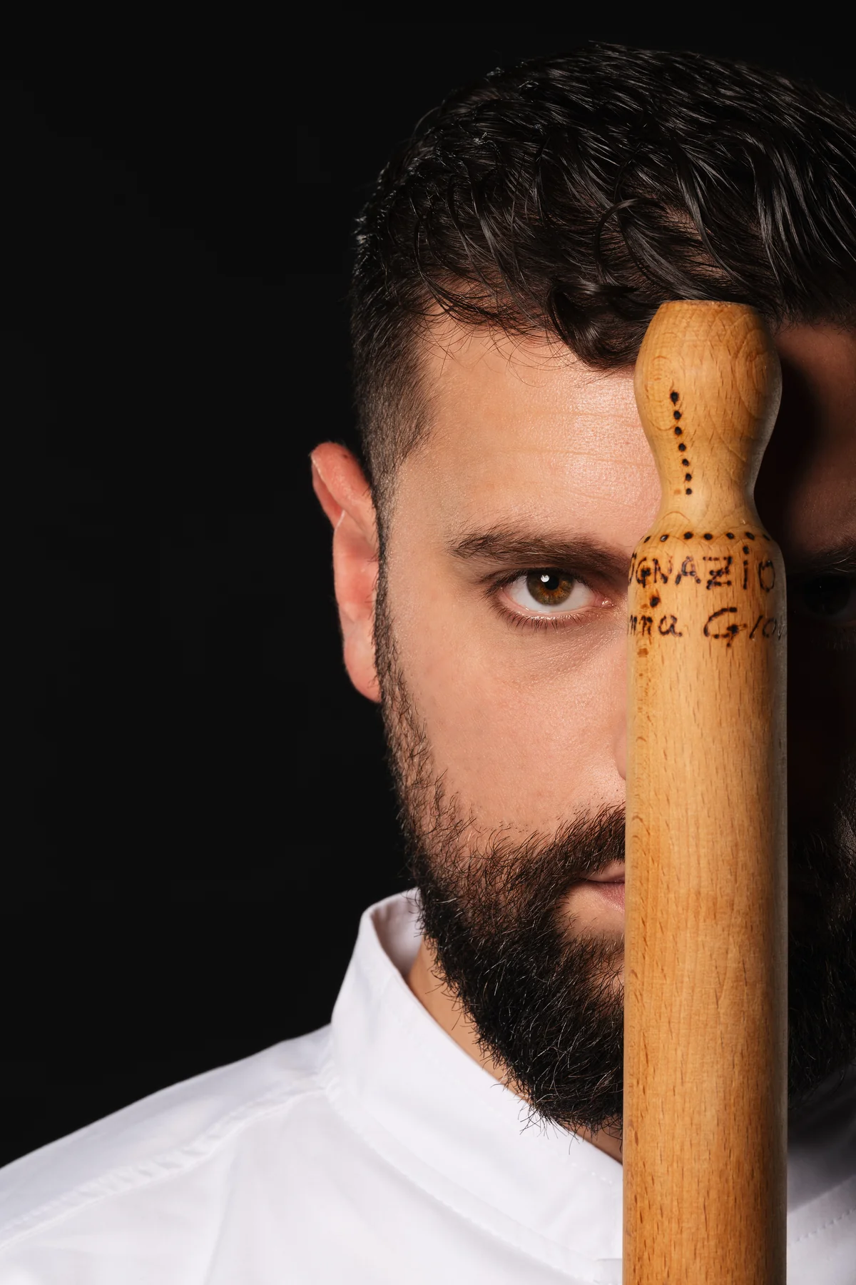 Retrato del chef italiano Ignazio Esposito con un rodillo de madera.